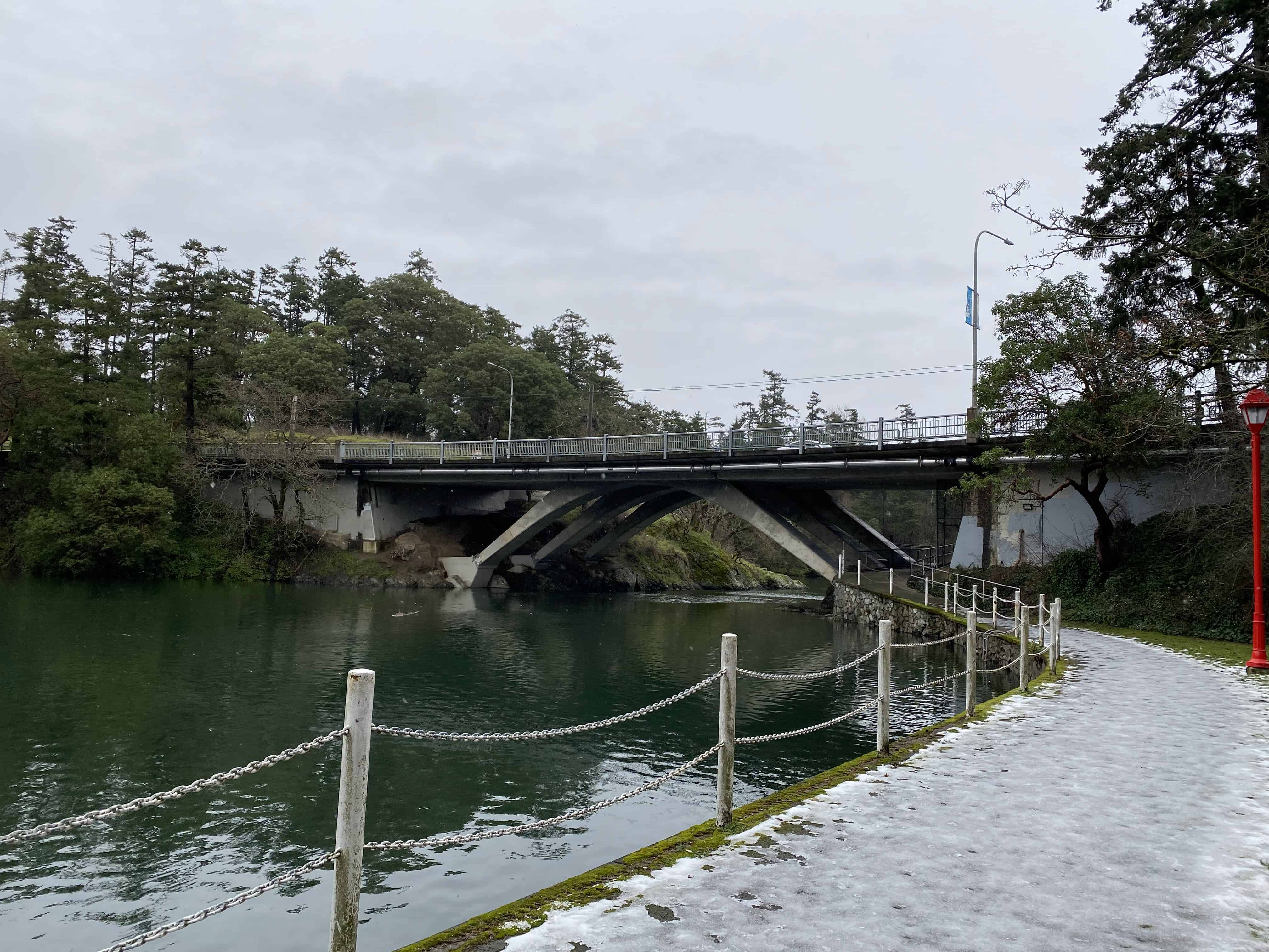 Walkway towards the bridge