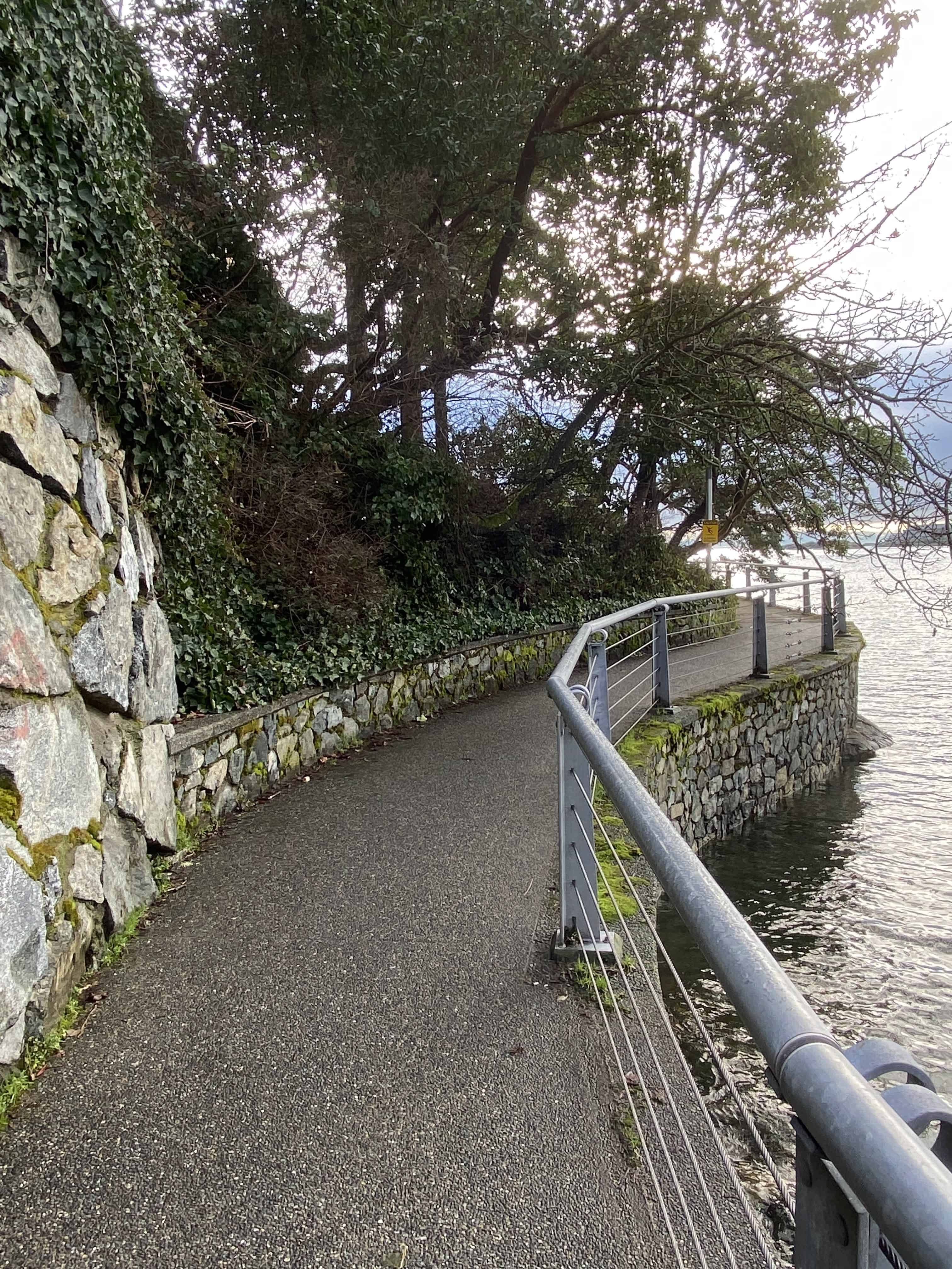 A narrow and winding stretch on the walkway