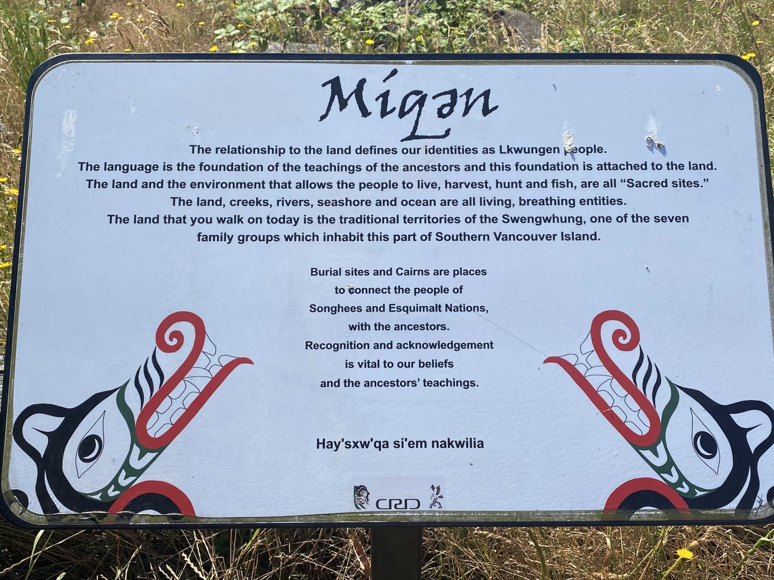 Sign with description and history and meaning of this area, a sacred site. MÃ­qÓ™n is the Lekwungen name for Beacon Hill.