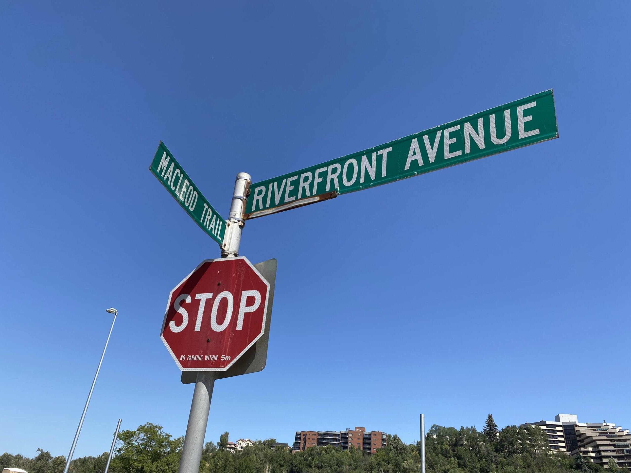 Street sign at the end of MacLeod Tail approaching Riverfront Avenue. Crossing here takes you to the East Village (turn right), or to Sien Lok Park (turn left).